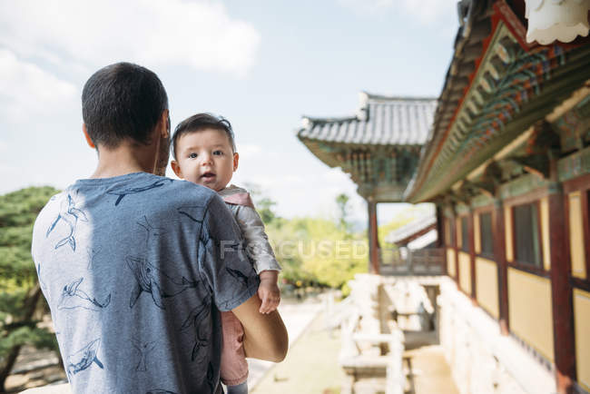 Hombre viajando con bebé niña - foto de stock