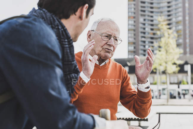 Старший людина розмовляє з дорослих онук — стокове фото