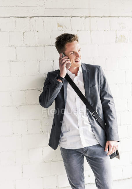 Бізнесмен користується смартфоном. — стокове фото