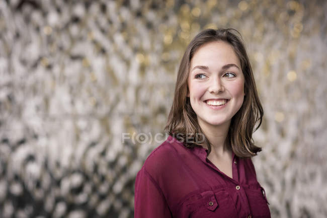 Retrato de atractiva joven empresaria sonriente - foto de stock