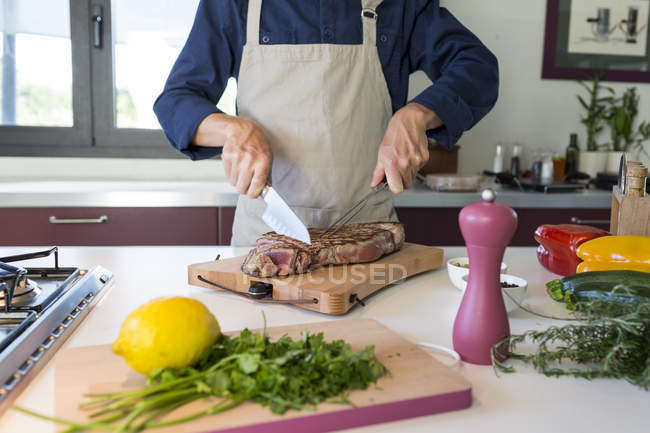 Uomo taglio carne bistecca — Foto stock