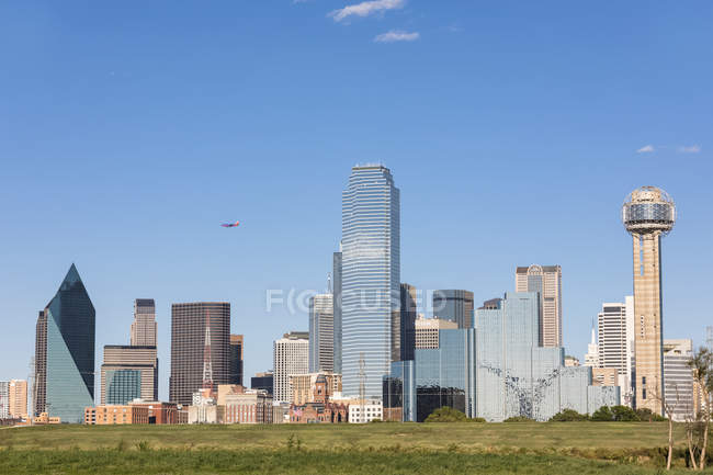 Skyline con la Torre de Reunión - foto de stock