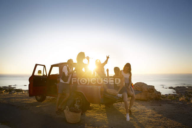 Friends travelling to coast in pick up — Stock Photo