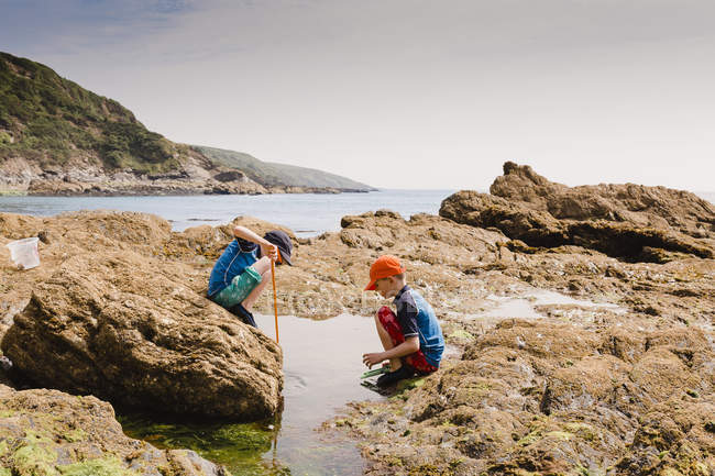 Dois meninos pescando na costa — Fotografia de Stock