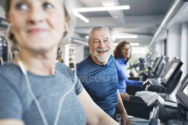 Anziani che lavorano sui tapis roulant — Foto stock