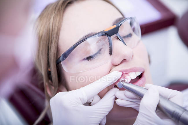 Donna che riceve cure dentistiche — Foto stock