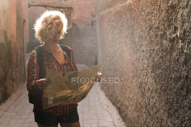 Tourist schaut auf Karte — Stockfoto