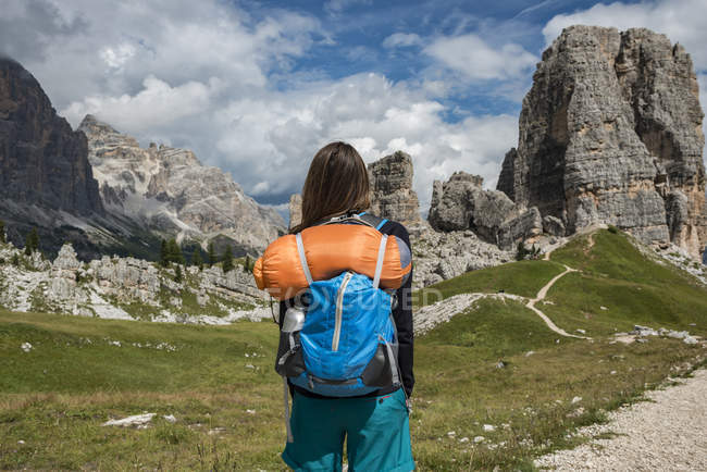 Trekking de mujeres en las montañas - foto de stock