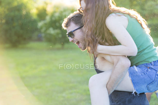 Чоловік відвозить дівчину в спину — стокове фото