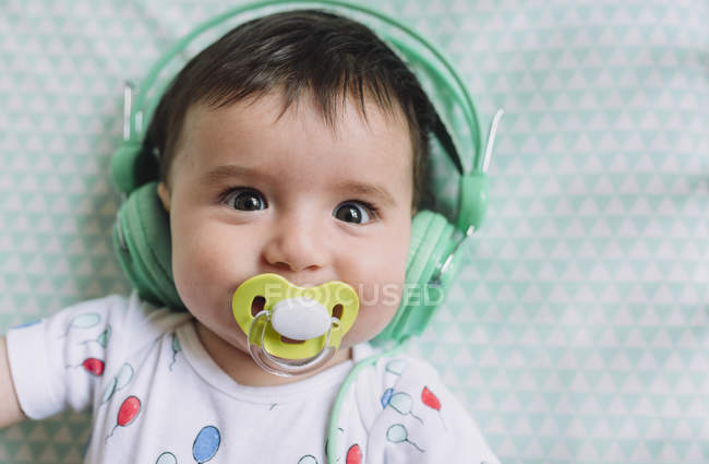 Niña con auriculares - foto de stock