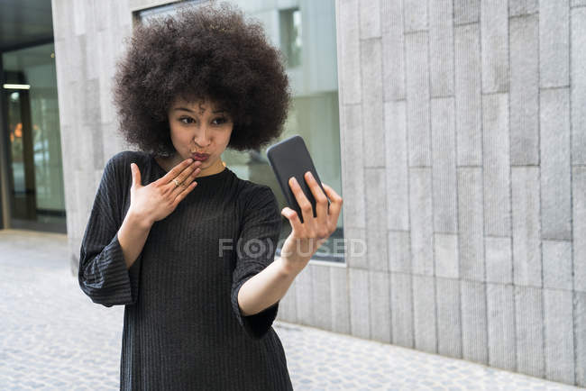 Frau macht Selfie mit Smartphone — Stockfoto