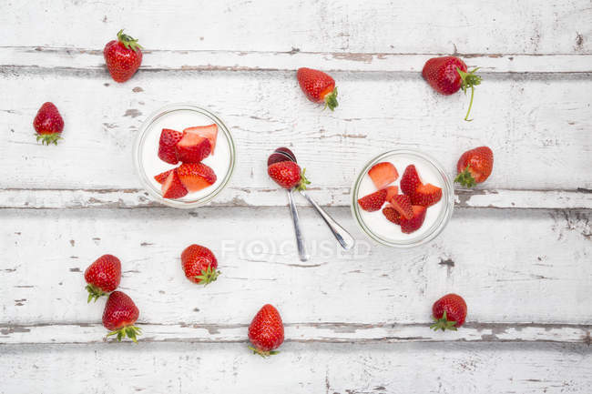 Greek yogurt with berries — Stock Photo