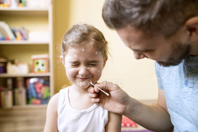 Padre prendersi cura di figlia avendo varicella — Foto stock