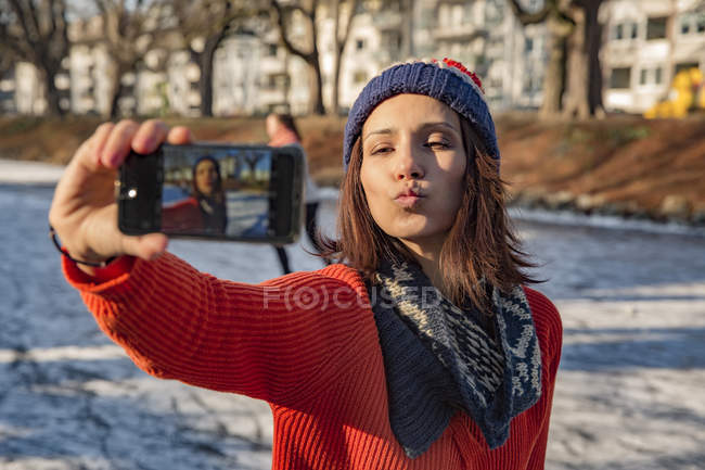 Eisläuferin macht Selfie — Stockfoto