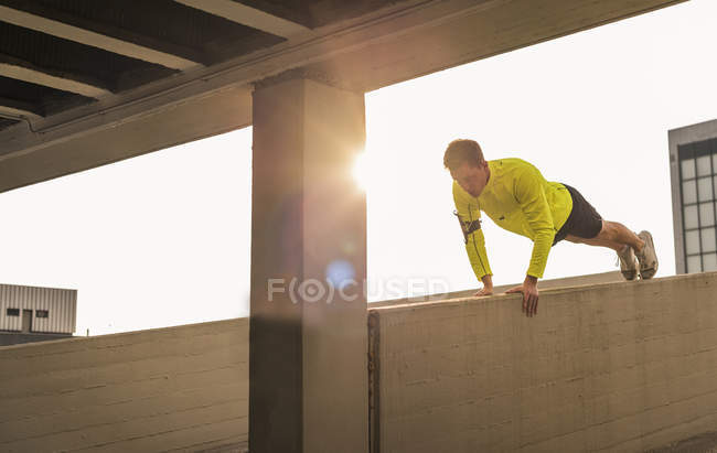 Atleta che esercita flessioni sul livello del parcheggio — Foto stock