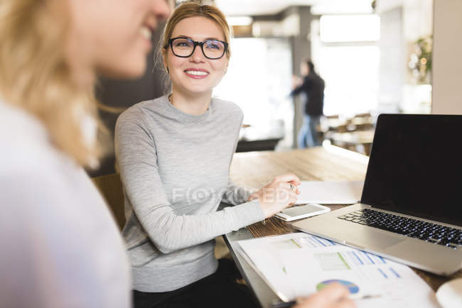 Geschäftsfrauen arbeiten an Projekt — Stockfoto