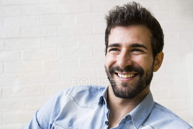 Сміючись молода людина з Борода — стокове фото