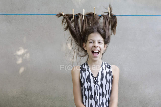 Ragazza asciugare i capelli su clothesline — Foto stock