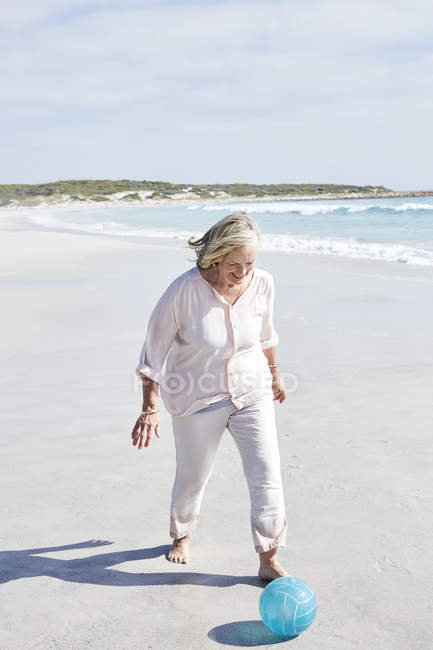 Donna anziana divertirsi — Foto stock