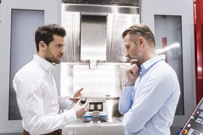 Männer diskutieren über Produkt — Stockfoto