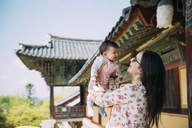 Femme voyageant avec bébé fille — Photo de stock