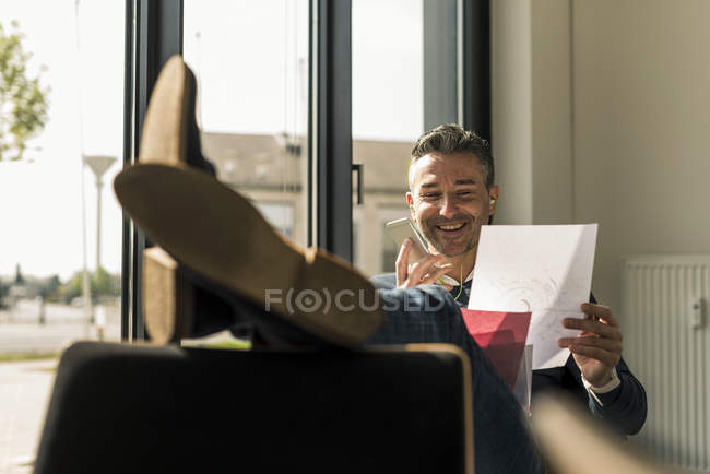 Geschäftsmann sitzt mit den Füßen im Büro — Stockfoto