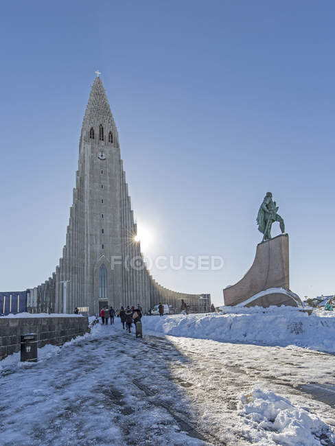 Hallgrimskirkja e statua di Leif Eriksson — Foto stock