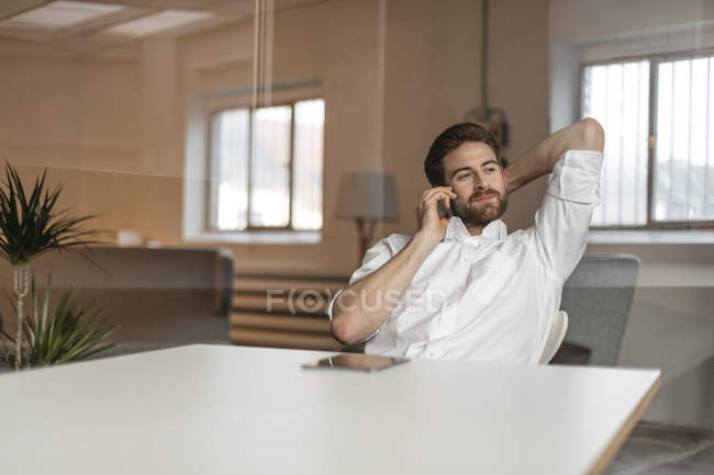 Freiberufler telefoniert — Stockfoto