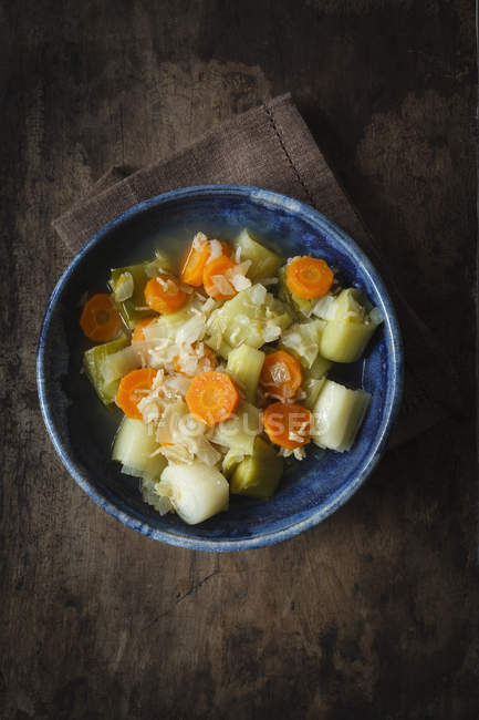 Stew with leek and carrots in pot — Stock Photo