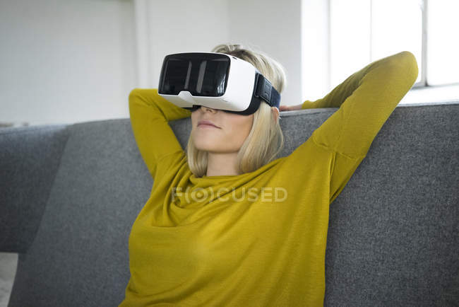 Frau mit Virtual-Reality-Brille — Stockfoto