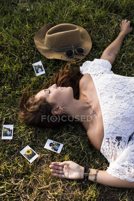 Жінка лежить у сфері — стокове фото