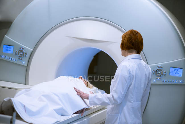 Жінці – лікарю підготовка пацієнта до магнітно-резонансна томографія — стокове фото