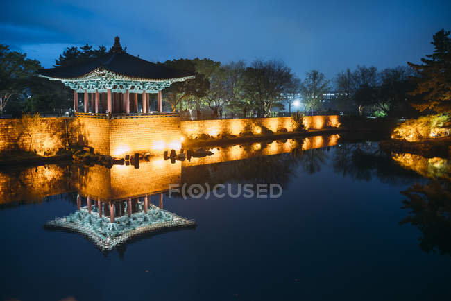 Palacio Donggung y estanque Wolji - foto de stock