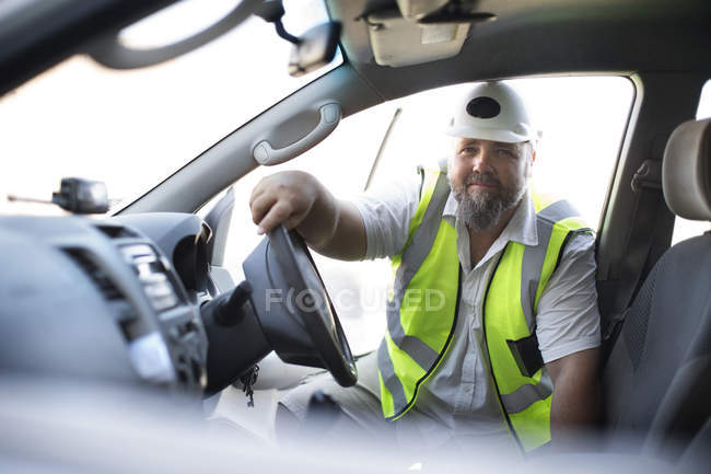 Operaio cava che entra in auto , — Foto stock