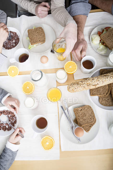Famille petit déjeuner ensemble — Photo de stock