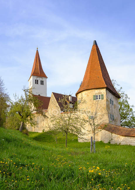Mur de la ville et église de St Martin, Greding — Photo de stock