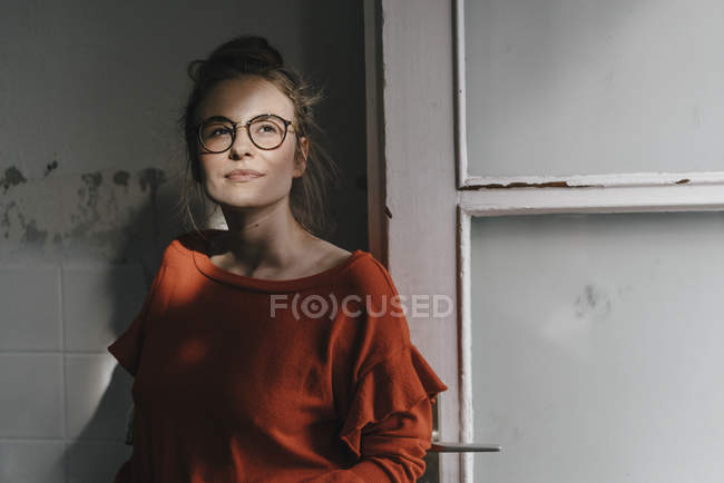 Mulher com óculos à luz do sol — Fotografia de Stock
