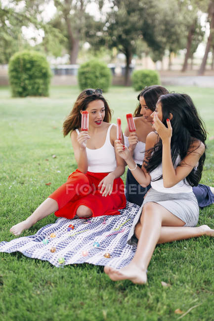 Friends eating popsicles — Stock Photo
