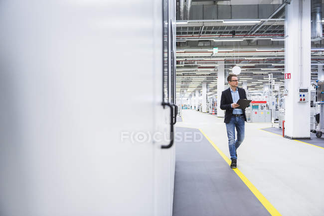 Mann läuft in Fabrikhalle — Stockfoto