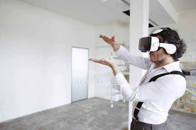 Arquitecto usando gafas de realidad virtual - foto de stock