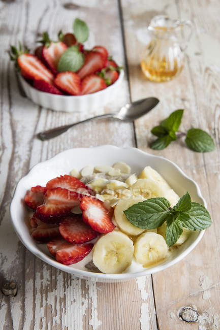 Ciotola di porridge con fragole e banana — Foto stock
