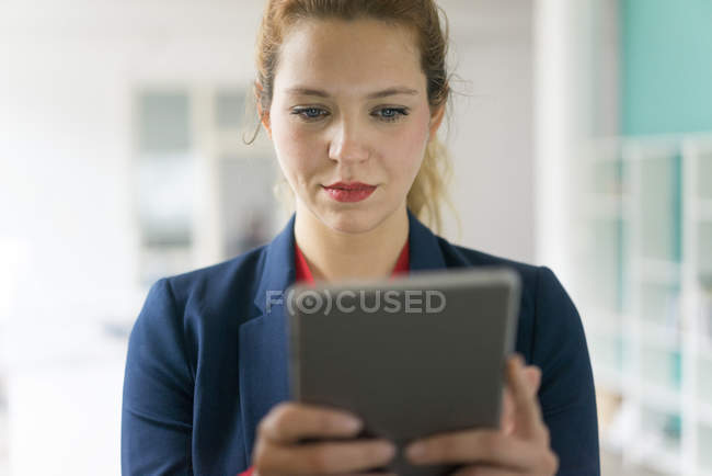 Mujer de negocios mirando tableta digital - foto de stock