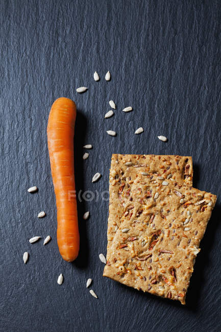 Dos rebanadas de pan crujiente con zanahoria - foto de stock