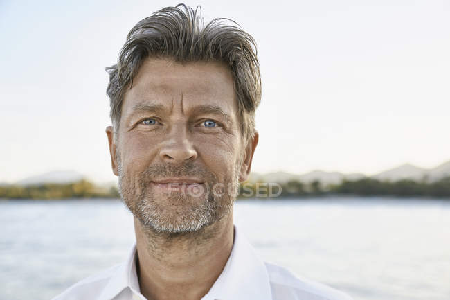 Man with stubble in front of sea — Stock Photo