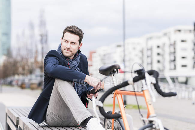 Homme en ville avec vélo — Photo de stock
