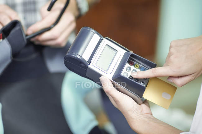 Man paying by credit card — Stock Photo