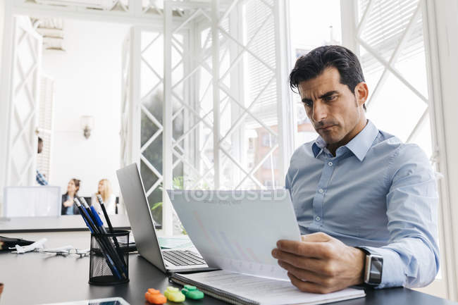 Geschäftsmann arbeitet im Büro — Stockfoto