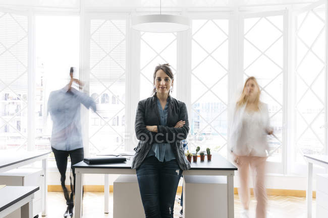 Frau im Büro startet mit Kollegen — Stockfoto