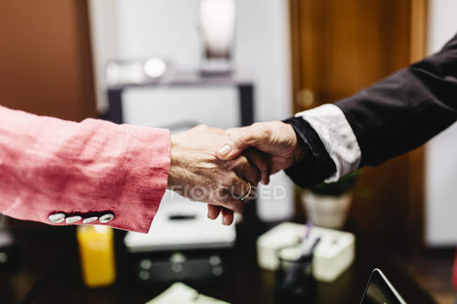 Nahaufnahme zweier Geschäftsfrauen beim Händeschütteln im Amt — Stockfoto