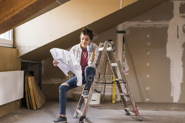 Retrato de jovem olhando para o plano de construção — Fotografia de Stock